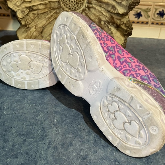 Girl’s size 5 light up sneakers - Picture 7 of 7
